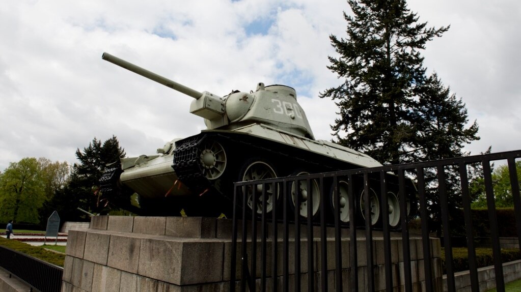 دبابة سوفياتية من الحرب العالمية الثانية في نصب تذكاري للحرب قرب بوابة براندنبورغ في برلين، في 15 أبريل 2014