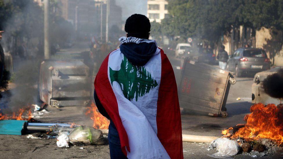 ثار اللبنانيون في 17 اكتوبر 2019 ضد المنظمة السياسية الحاكمة، ومنها حزب الله. الأزمة الاقتصادية تعمق الخلاف بين أغلبية اللبنانيين وحزب الله