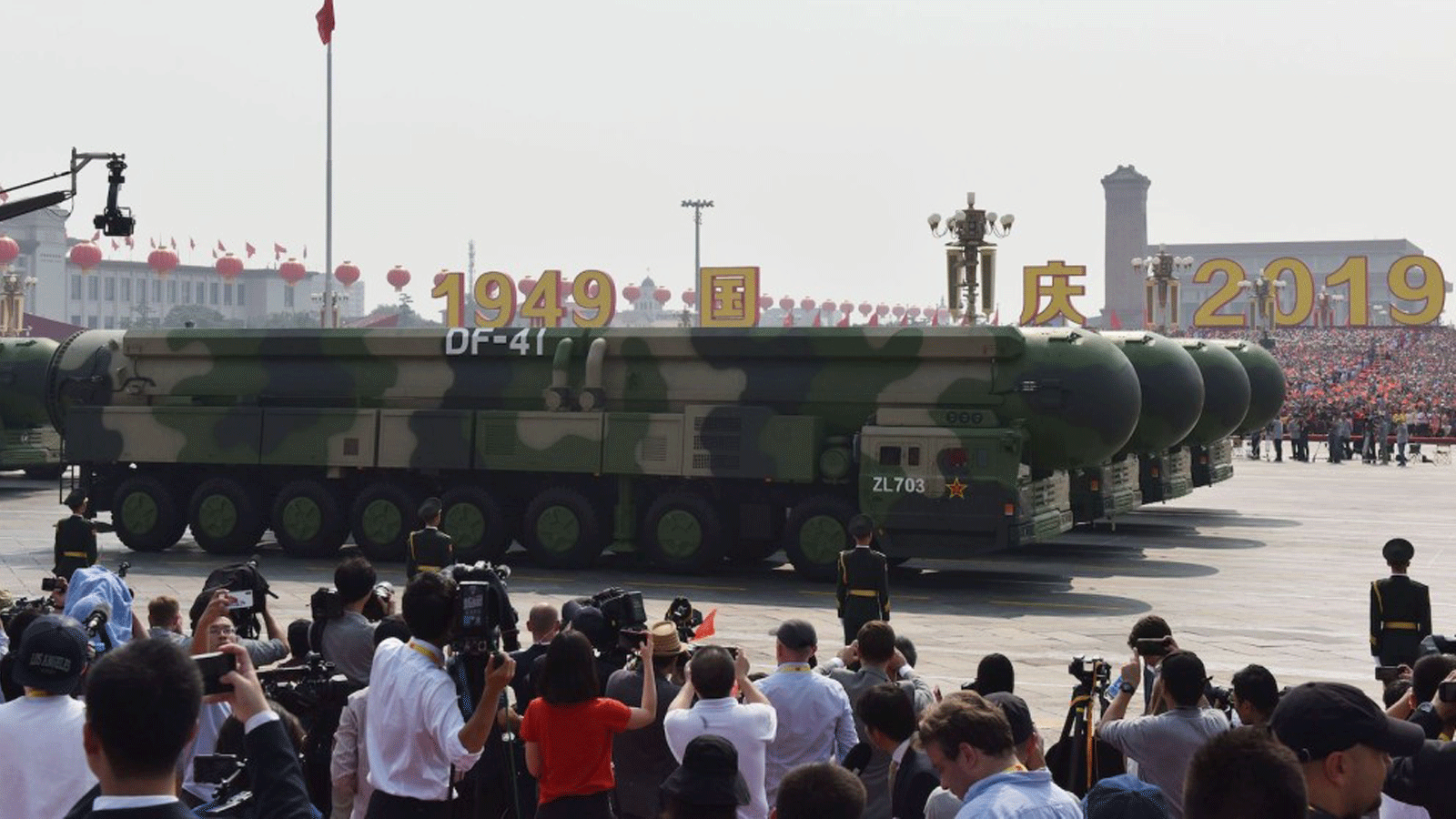 المركبات العسكرية تحمل صواريخ باليستية عابرة للقارات ذات قدرة نووية من طراز DF-41 في عرض عسكري في ميدان تيانانمين في بكين في الأول من أكتوبر / تشرين الأول 2019، بمناسبة الذكرى السبعين لتأسيس جمهورية الصين الشعبية.