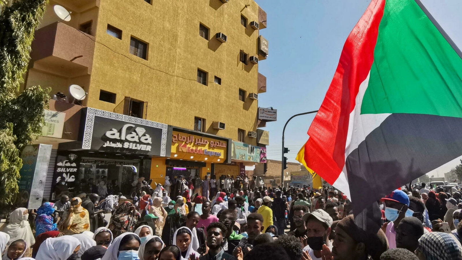 متظاهرون سودانيون ضد السلطة العسكرية في الخرطوم بتاريخ 6 كانون الثاني/يناير 2022 
