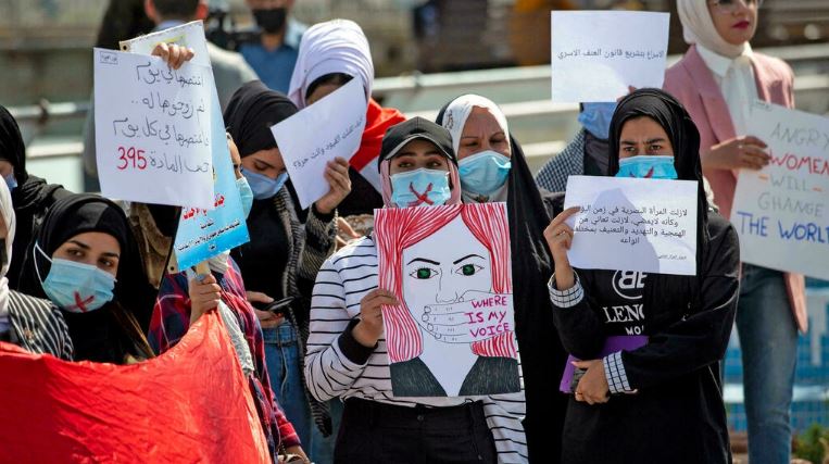 عراقيات يتظاهرن ضد العنف الذي تتعرض له النساء