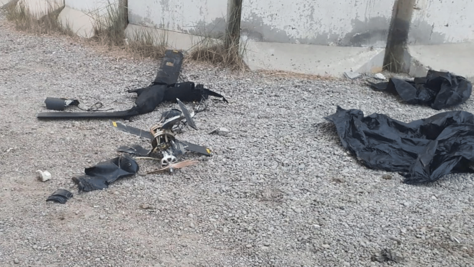 صورة تُظهر بقايا الطائرتين المسلحتين بدون طيار بحسب مسؤول كبير في التحالف بقيادة الولايات المتحدة 