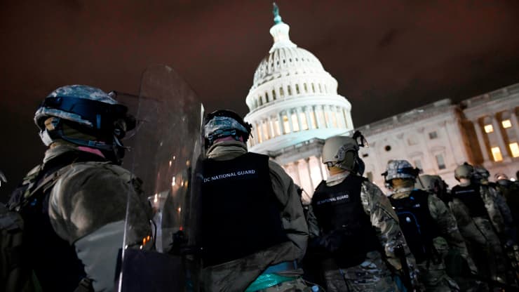 أفراد من الحرس الوطني ينتشرون في العاصمة الأميركية خارج مبنى الكابيتول في واشنطن في 6 يناير 2021.