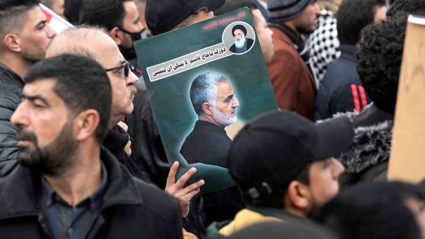 أنصار الحشد الشعبي العراقي يشاركون في jظاهرة وجنازة رمزية gقاسم سليماني ,أبو مهدي المهندس في بغداد في 1 يناير 2022