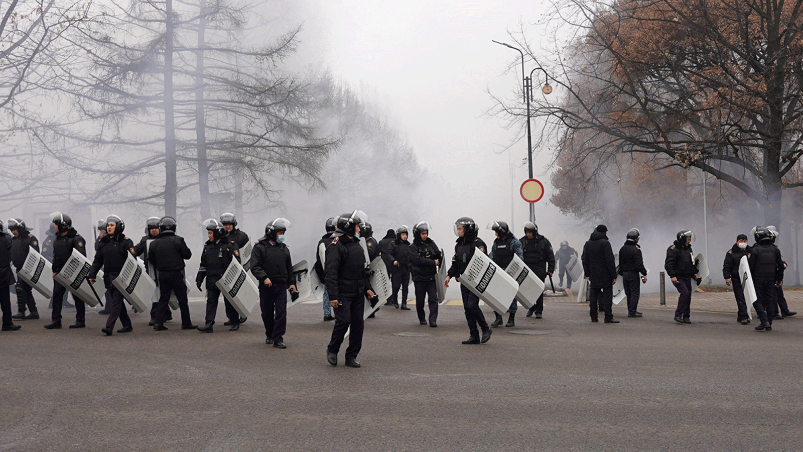ضباط شرطة مكافحة الشغب يقومون بدوريات في أحد الشوارع حيث خرجت احتجاجات غير مسبوقة على ارتفاع أسعار الطاقة عن السيطرة في ألماتي في 5 كانون الثاني/يناير 2022.