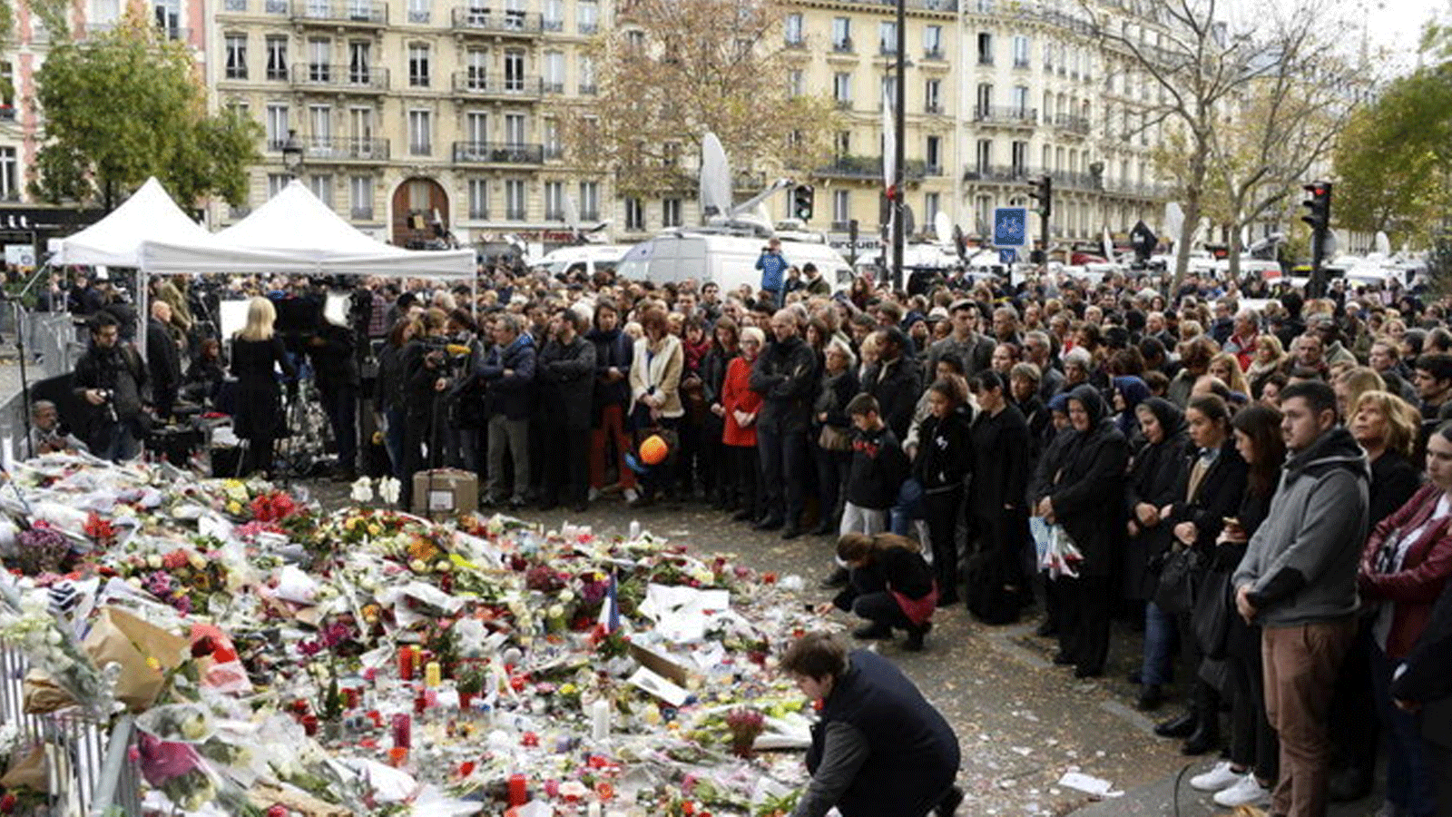 الفرنسيون يضعون الزهور تكريما للضحايا بعد أيام من مذبحة 13 تشرين الثاني/ نوفمبر 2015 في باريس