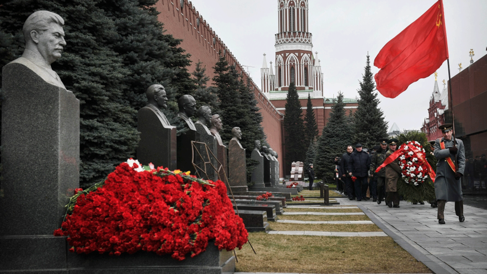  أنصار الحزب الشيوعي الروسي يصلون لوضع الزهور على قبر الزعيم السوفيتي الراحل جوزيف ستالين خلال مراسم تذكارية لإحياء الذكرى 67 لوفاته في الميدان الأحمر في موسكو في 5 آذار/ مارس 2020.