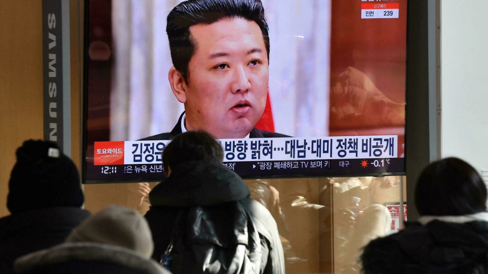 بث تلفزيوني يظهر صورة للزعيم الكوري الشمالي كيم جونغ أون خلال حضوره اجتماع اللجنة المركزي لحزب العمال، في محطة قطارات في سيول في الأول من كانون الثاني/يناير 2022