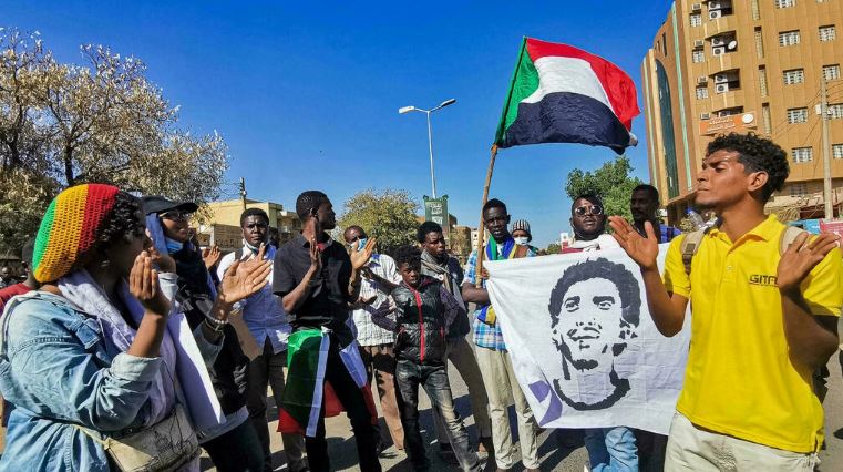 متظاهرون سودانيون في مدينة أم درمان في 4 يناير 2022