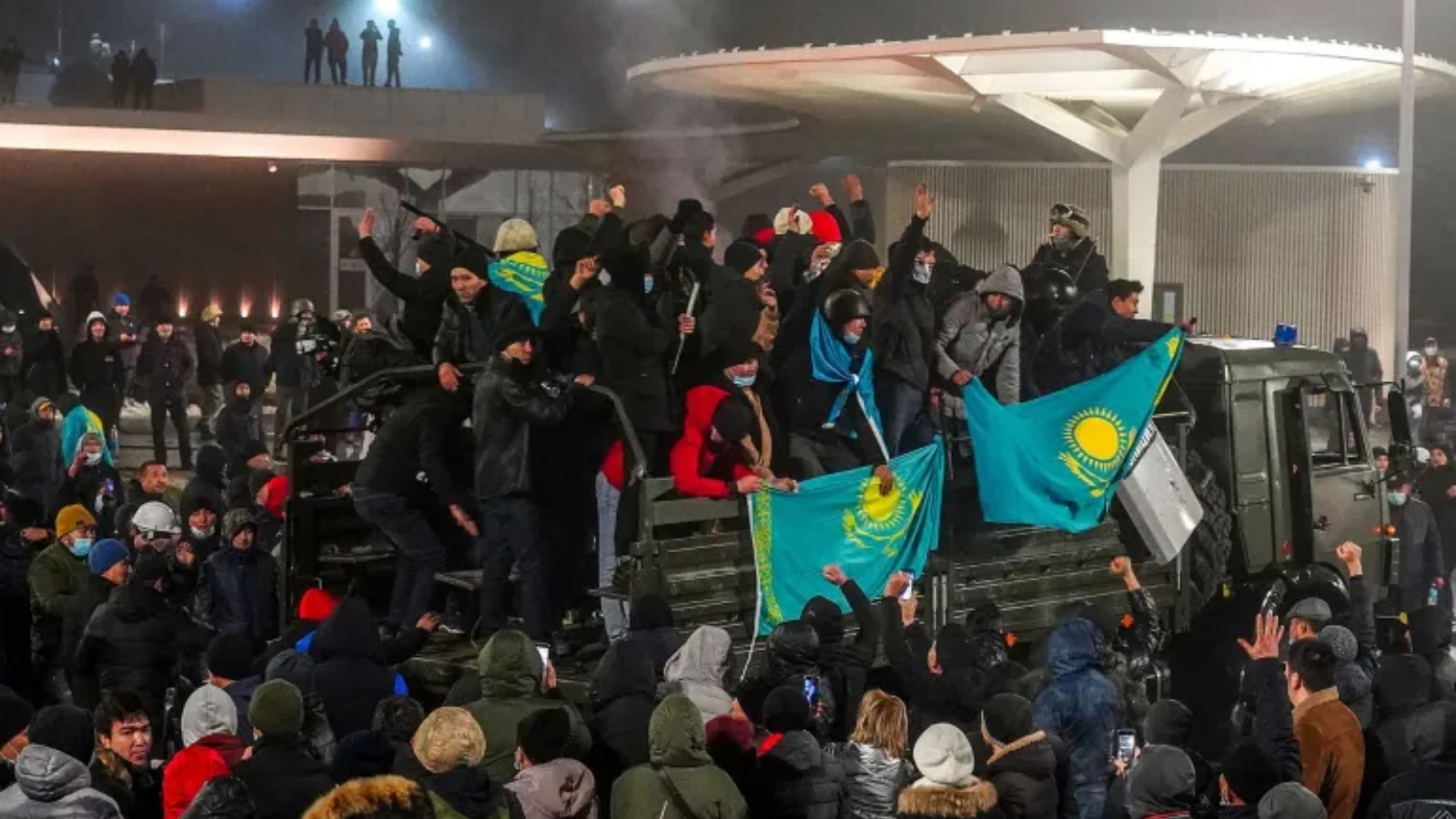 متظاهرون يشاركون في مسيرة احتجاجية على ارتفاع أسعار الطاقة في ألماتي ، كازاخستان يوم الأربعاء 5 كانون الثاني/يناير 2022