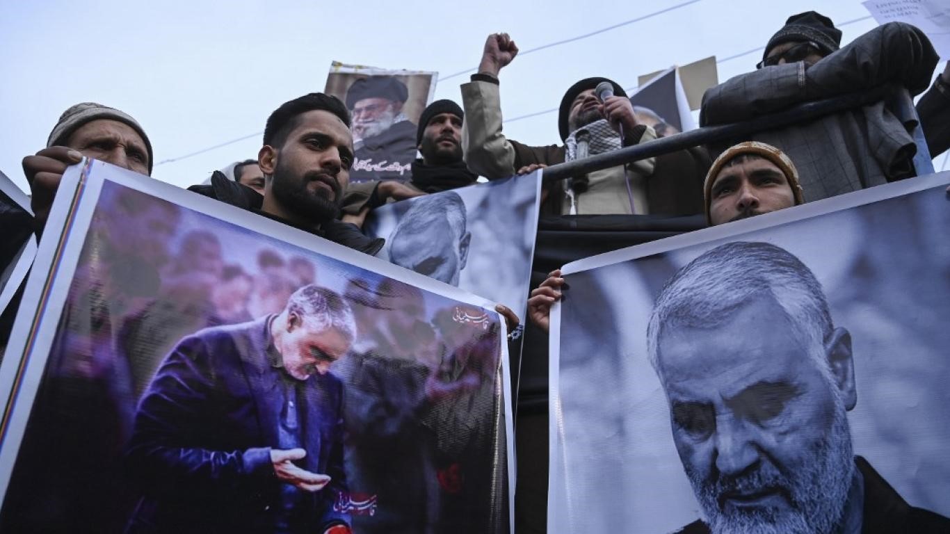 متظاهرون يحملون صور قاسم سليماني الذي قُتل في غارة جوية أميركية بالعراق