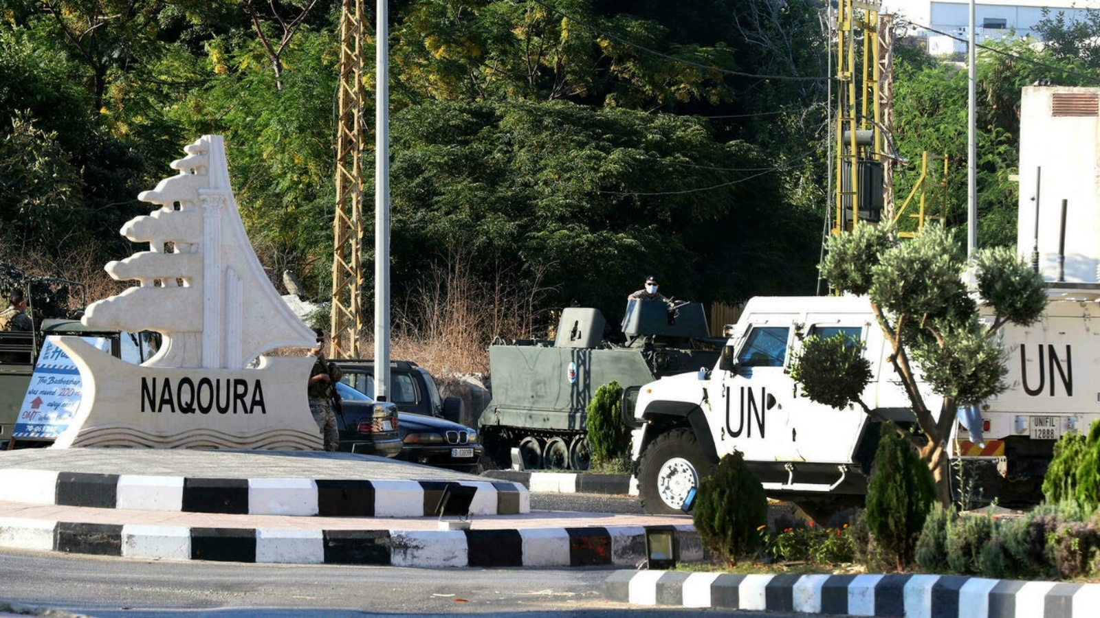 آليات لقوة الأمم المتحدة المؤقتة في جنوب لبنان وللجيش اللبناني في 14 تشرين الأول/أكتوبر في بلدة الناقورة الحدودية حيث تمت أولى جولات التفاوض مع اسرائيل حول ترسيم الحدود البحرية 