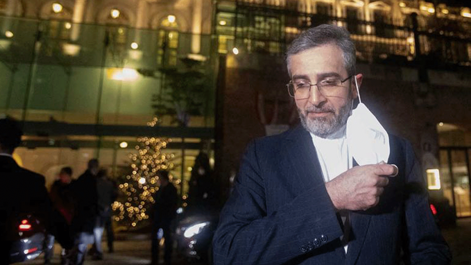 كبير المفاوضين النوويين الإيرانيين علي باقري كاني يتحدث إلى الصحافة أمام قصر كوبورغ، مكان اجتماع خطة العمل الشاملة المشتركة (JCPOA) في 27 كانون الأول/ديسمبر 2021