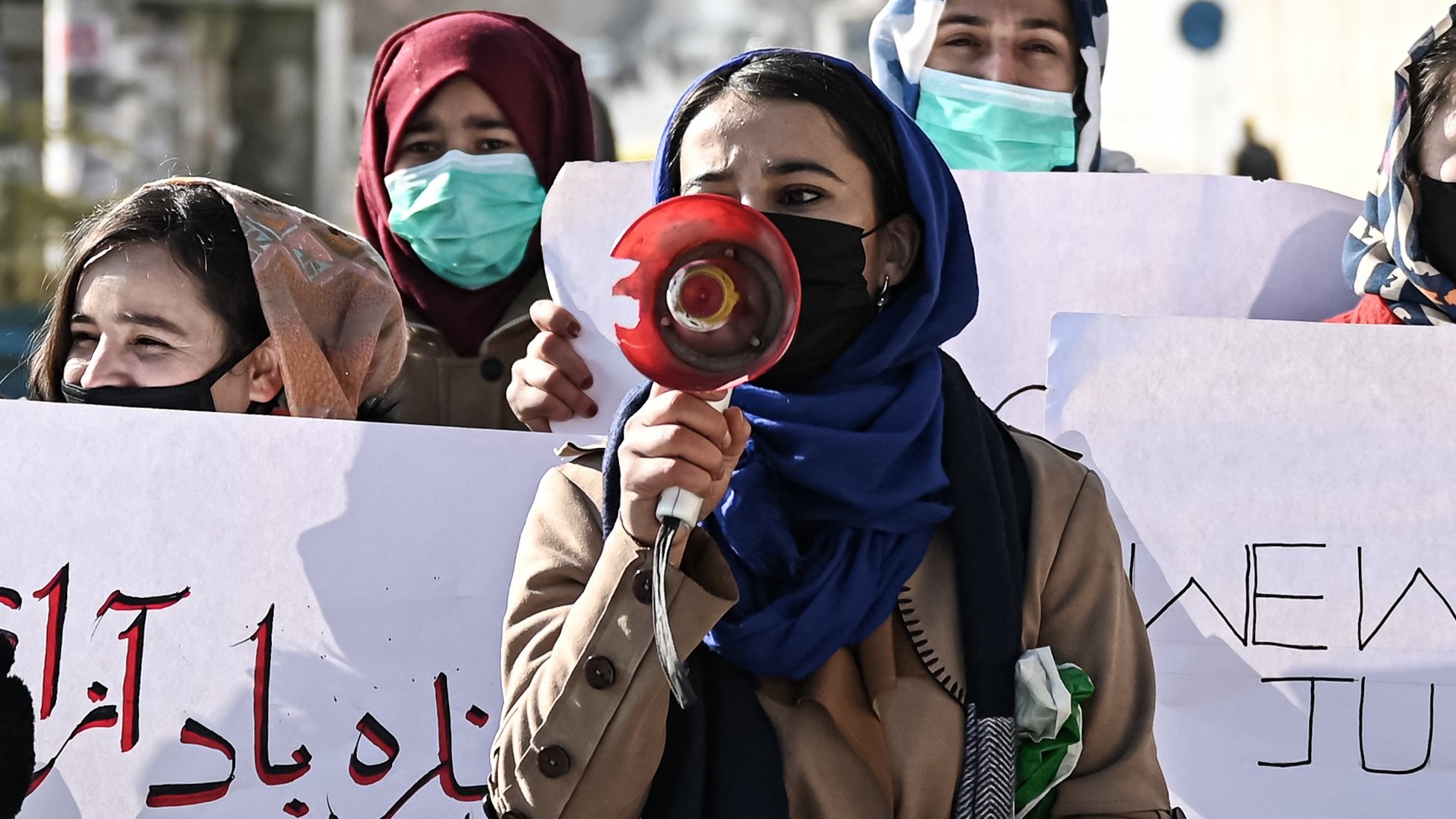 تطالب النساء بإنهاء عمليات القتل خارج نطاق القضاء بحق مسؤولي النظام السابق ، في كابول في 28 ديسمبر 2021