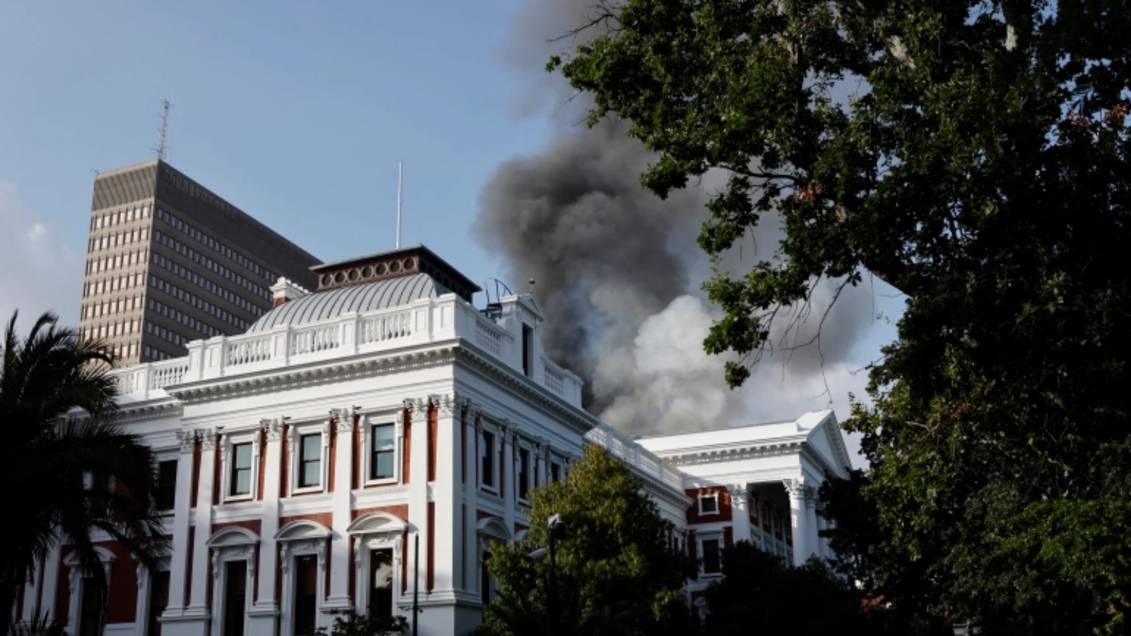 دخان يتصاعد من سطح مبنى في مجمع برلمان جنوب أفريقيا في كايب تاون.