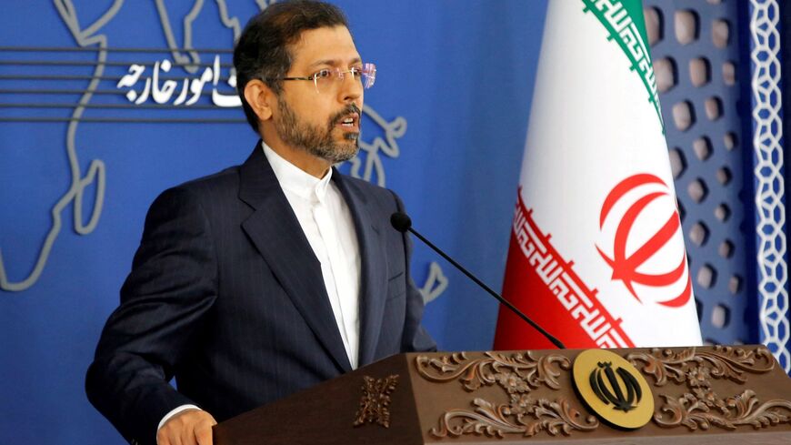 المتحدث باسم وزارة الخارجية الإيرانية سعيد خطيب زاده يتحدث إلى وسائل الإعلام خلال مؤتمر صحفي في طهران. 15 تشرين الثاني/نوفمبر 2021.