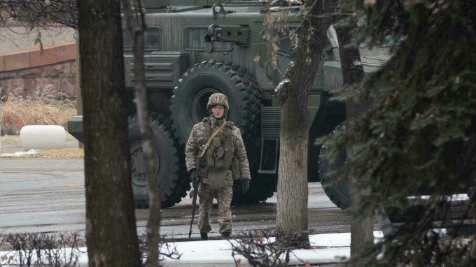 جندي روسي في ألماتي بكازاخستان