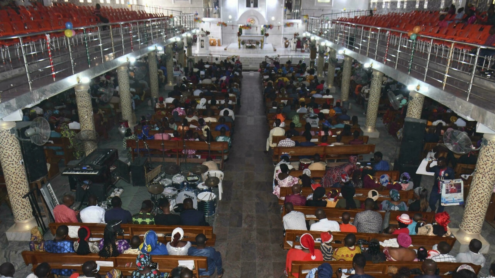 مصلون في كنيسة بمنطقة مايدوغوري في نيجيريا في يوم عيد الميلاد في 25 ديسمبر 2021