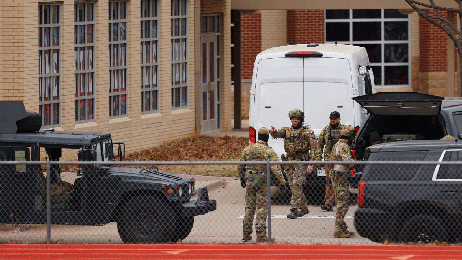 أعضاء فريق SWAT ينتشرون بالقرب من كنيس بيث إسرائيل في كوليفيل، تكساس، 15 كانون الثاني/ يناير 2022 