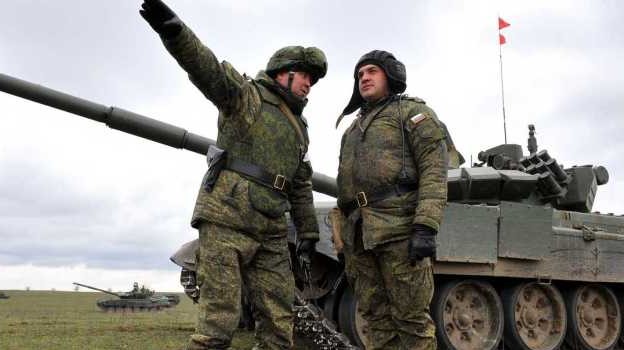دبابتان روسياتان ضمن تشكيل عسكري على الحدود مع أوكرانيا في صورة من الأرشيف