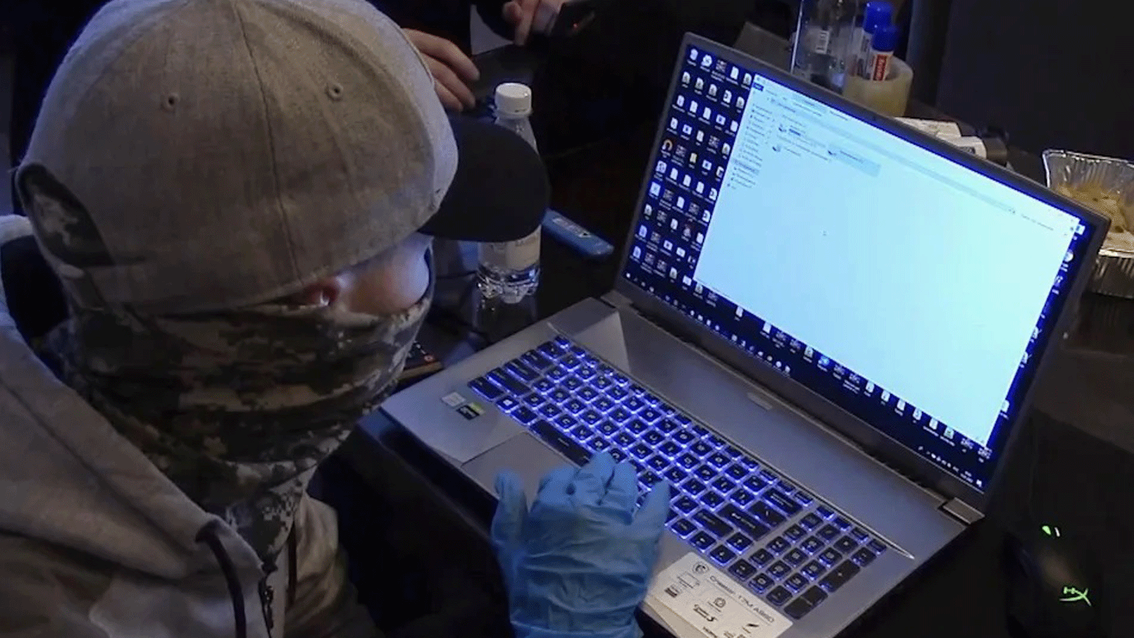 روسيا، 14 كانون الثاني (يناير) 2022: ضابط من FSB يفحص كمبيوتر محمولاً لأحد المتسللين المحتجزين بناءً على طلب من الولايات المتحدة.(TASS)