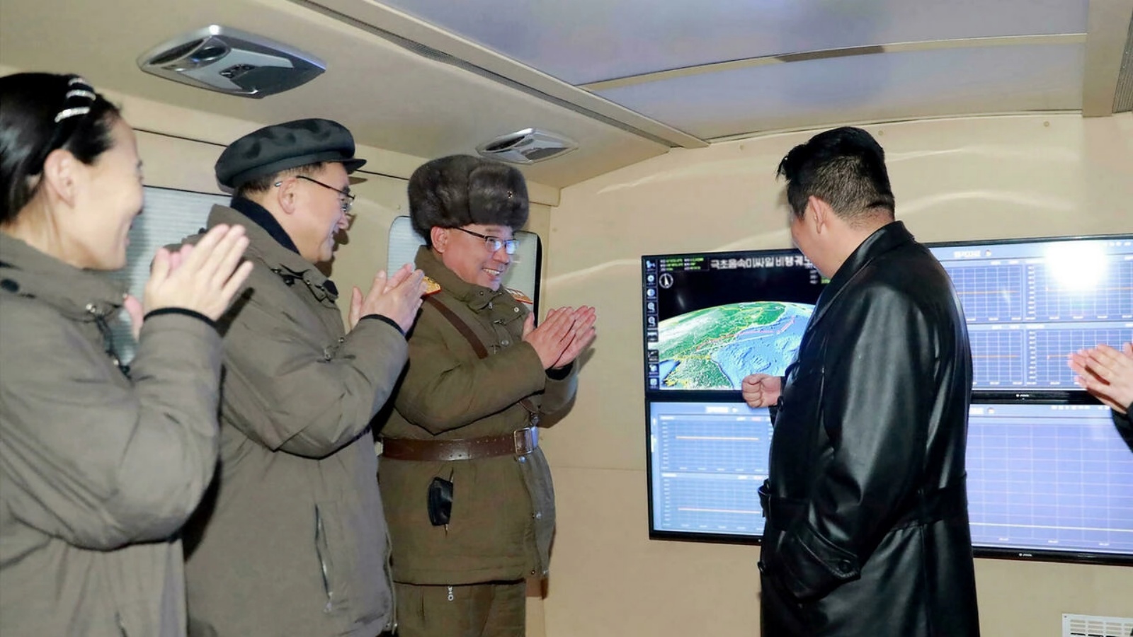 الزعيم الكوري الشمالي كيم جونغ-أون (يمين) يشرف على تجربة إطلاق صاروخ فرط صوتي، في صورة وزّعتها وكالة الأنباء الرسمية في 12 يناير 2022.