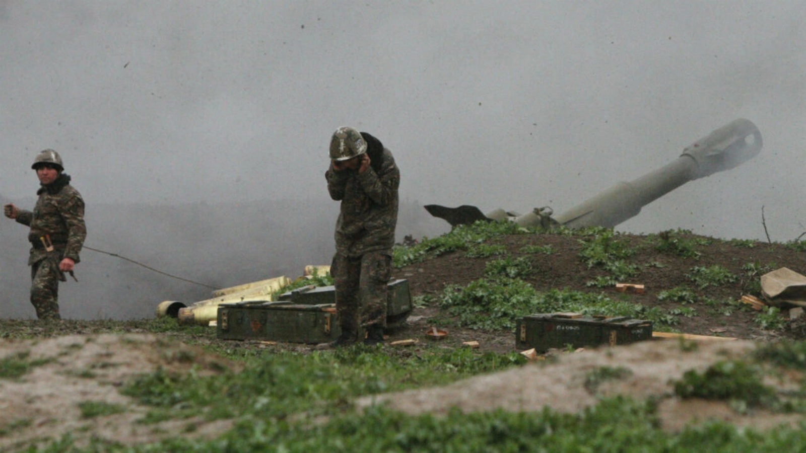 جنود جيش ناغورني قره باغ يطلقون قذيفة على الجيش الأذربيجاني (أرشيفية)