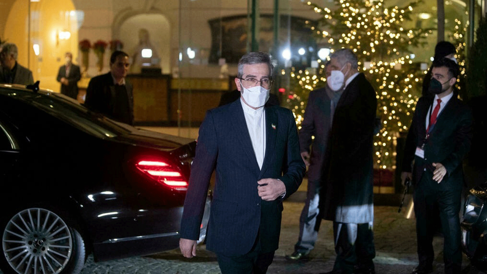  كبير المفاوضين الإيرانيين علي باقري كاني يغادر المحادثات النووية في قصر كوبرغ بفيينا في 27 كانون الأول/ديسمبر 2021