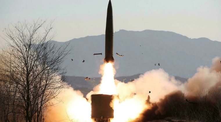 صورة التقطت في 14 كانون الثاني/يناير 2022 ونشرتها وكالة الأنباء الكورية الشمالية الرسمية في اليوم التالي، تظهر تمرينا على إطلاق صاروخ في مقاطعة بيونغان الشمالية.