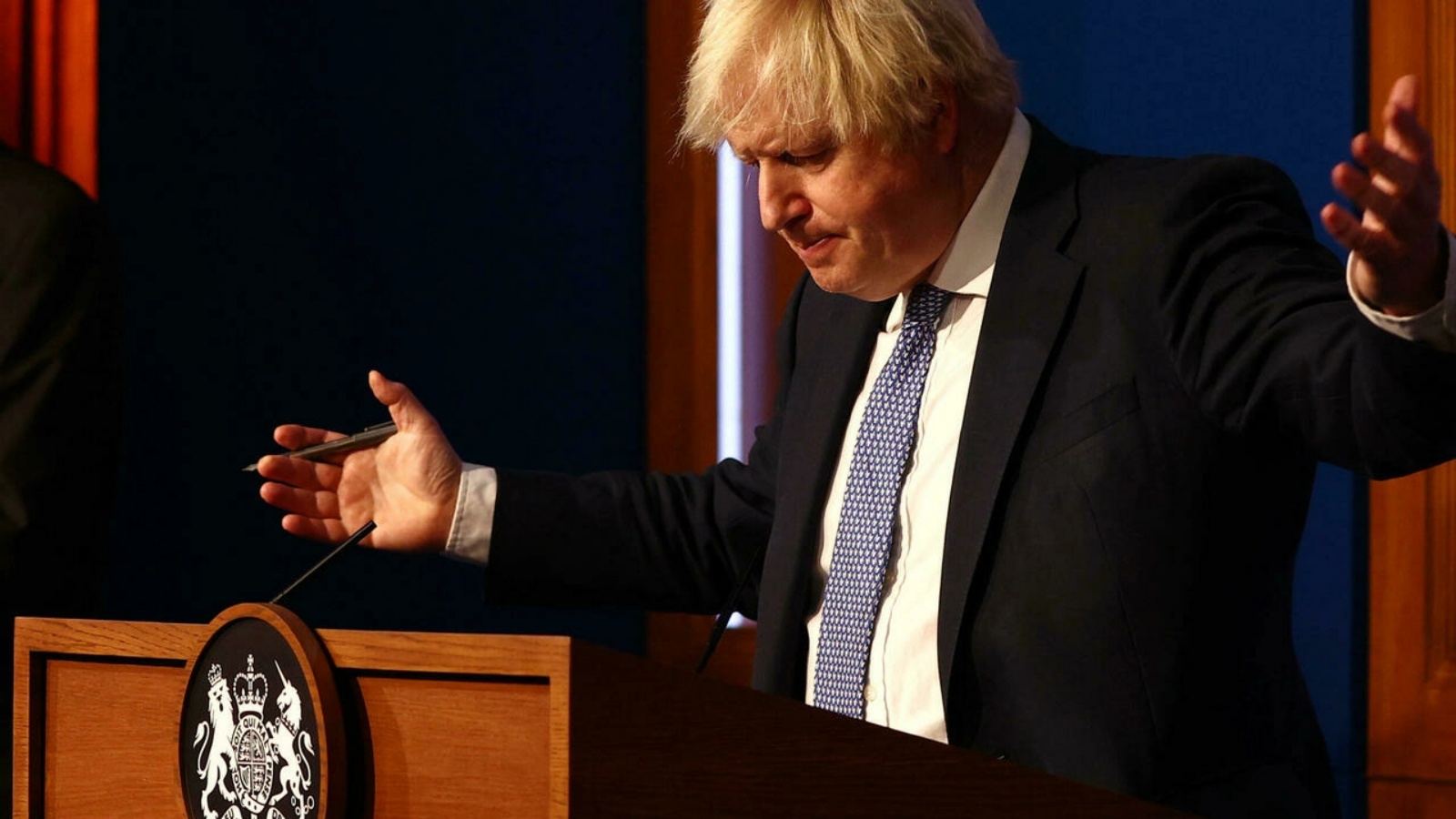 رئيس الوزراء البريطاني بوريس جونسون يعقد مؤتمرًا صحافيًا للتطرق إلى أحدث تطورات جائحة كوفيد-19 في داونينغ ستريت في لندن في 8 كانون الأول/ديسمبر 2021