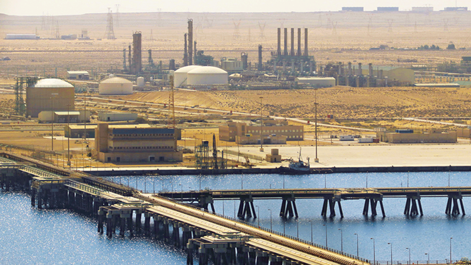 ميناء البريقة النفطي في مرسى البريقة، 270 كم غرب مدينة بنغازي بشرق ليبيا