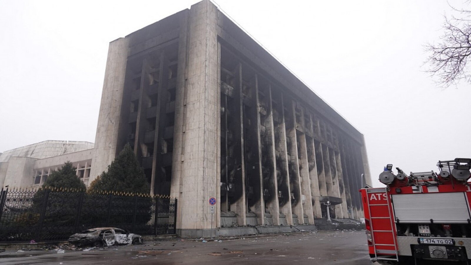 مبنى إداري محترق في وسط ألماتي، بعد أعمال عنف اندلعت بعد احتجاجات في كازاخستان على ارتفاع أسعار الوقود. 7 كانون الثاني/يناير 2022