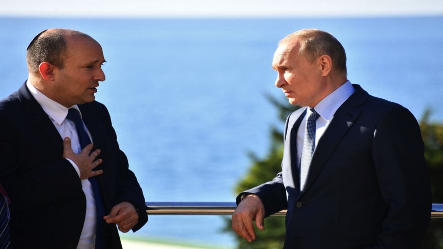الرئيس الروسي فلاديمير بوتين (إلى اليمين) يتحدث مع رئيس الوزراء الإسرائيلي نفتالي بينيت خلال لقائهما في سوتشي في 22 أكتوبر 2021.