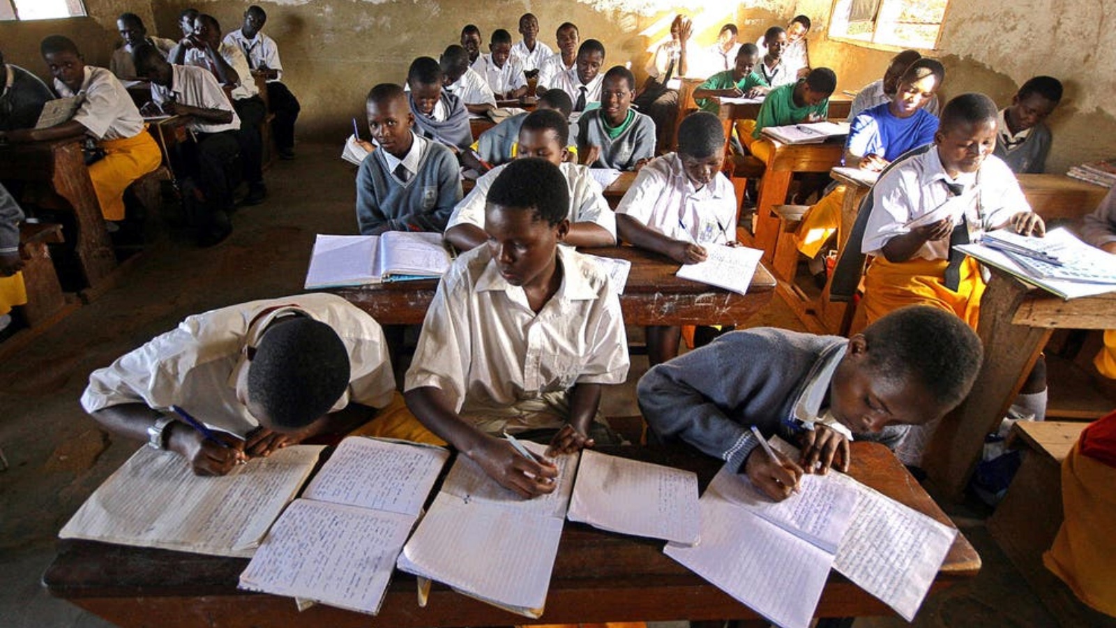 التلاميذ يدونون ملاحظاتهم في مدرسة Saint Denis Ssebugwawo الثانوية في كمبالا، أوغندا