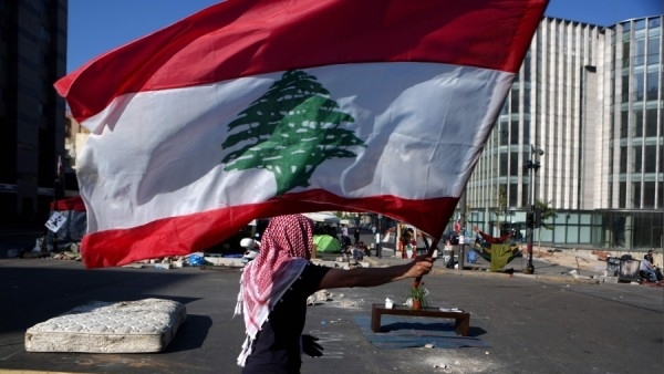محتج يلوح بالعلم اللبناني في بيروت