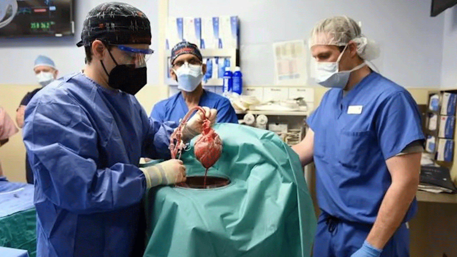 صورة قدمتها كلية الطب بجامعة ميريلاند في 10 كانون الثاني/يناير 2022 لجراحين يجرون عملية زرع قلب من خنزير معدل وراثيًا للمريض ديفيد بينيت، في بالتيمور، ماريلاند 
