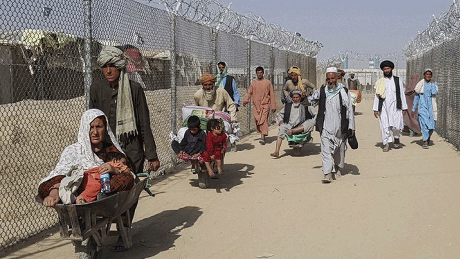 مواطنون أفغان يصلون إلى باكستان بعد عبورهم نقطة الحدود الباكستانية الأفغانية في شامان في 21 آب/ أغسطس 2021.