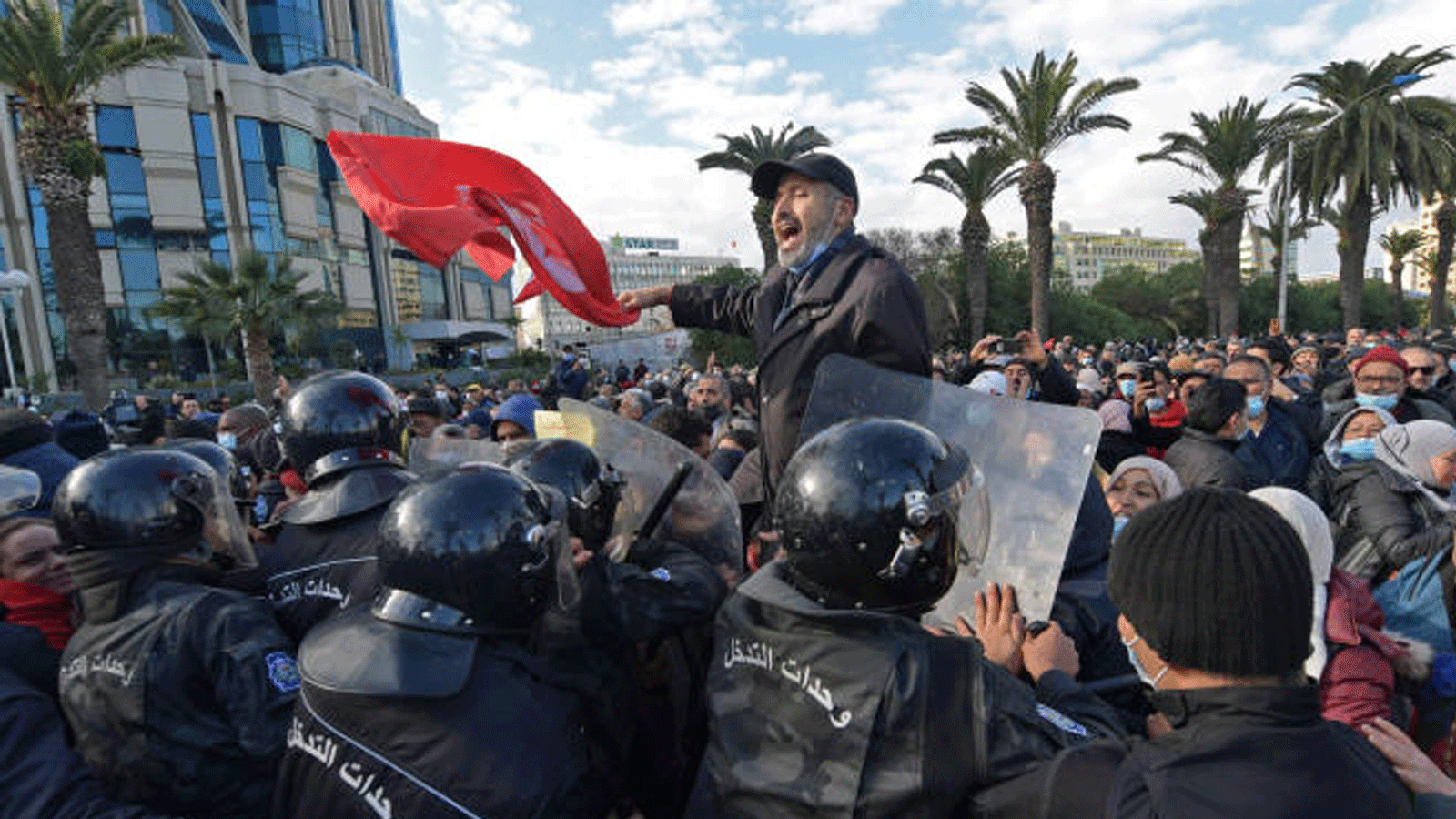 التونسيون يتظاهرون ضد قرارات الرئيس قيس سعيد