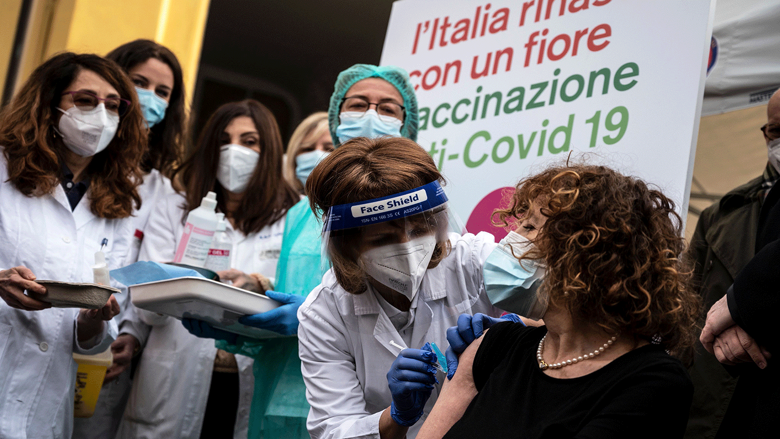 سيدة تتلقى اللقاح في إيطاليا
