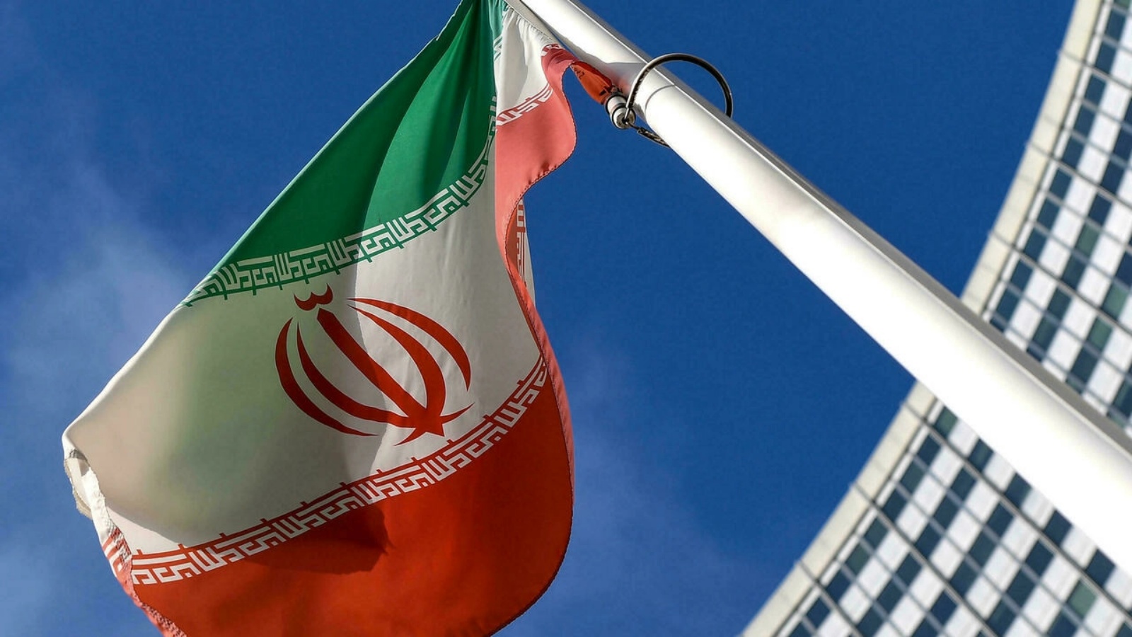 علم إيران خارج مقر الوكالة الدولية للطاقة الذرية في فيينا خلال اجتماع مجلس حكام الوكالة في الأول من آذار/مارس 2021
