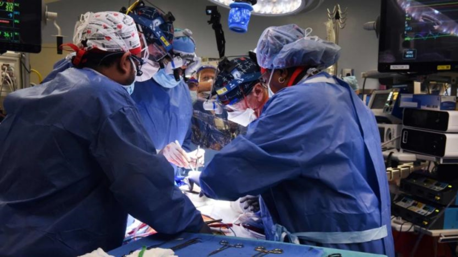جراحون يجرون عملية زرع قلب من خنزير معدل وراثيًا للمريض ديفيد بينيت، في بالتيمور، ماريلاند. 