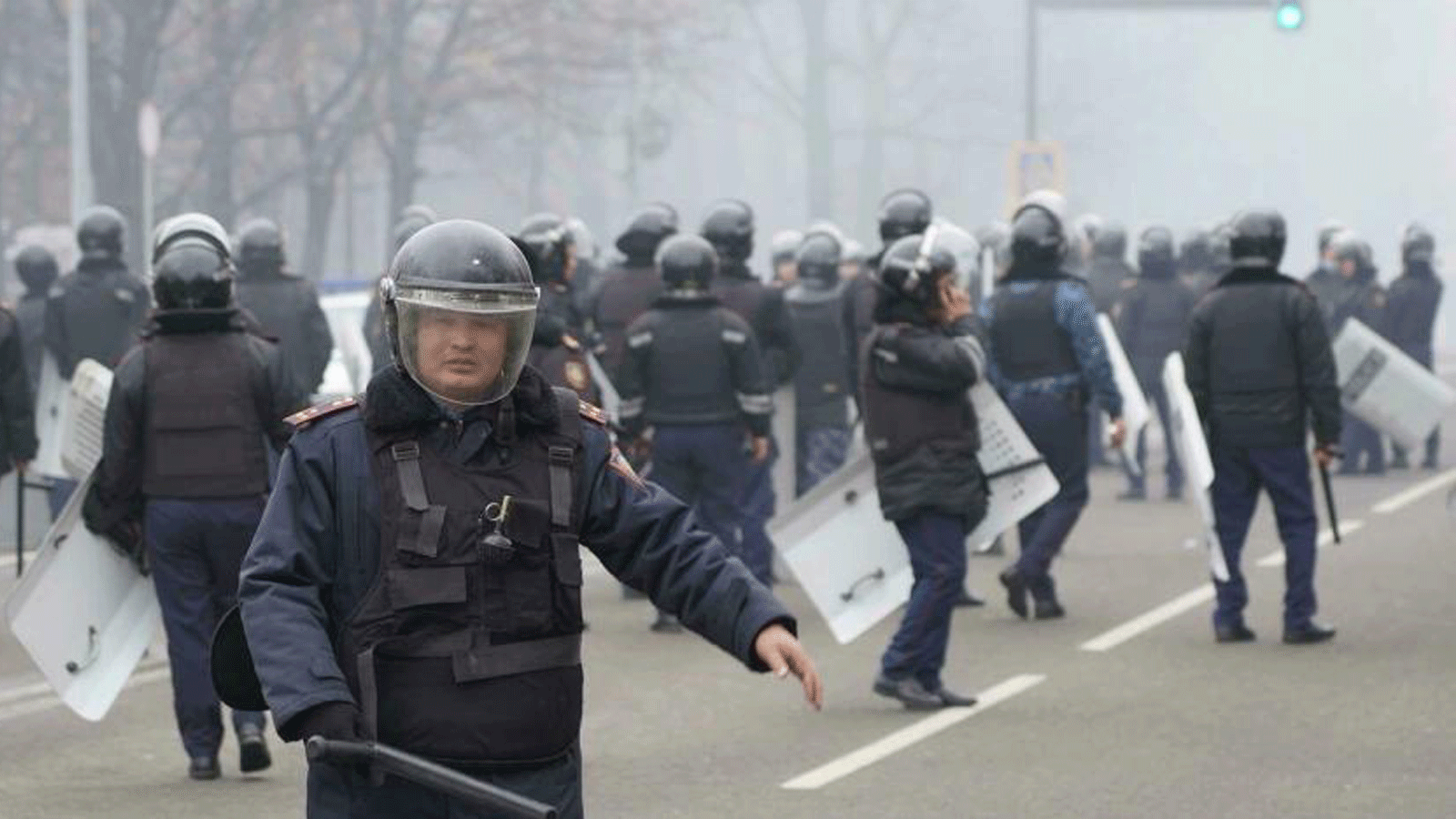 الشرطة تُطلِق قنابل الصوت والغاز المسيل للدموع على حشد من عدة آلاف من المتظاهرين في ألماتي.