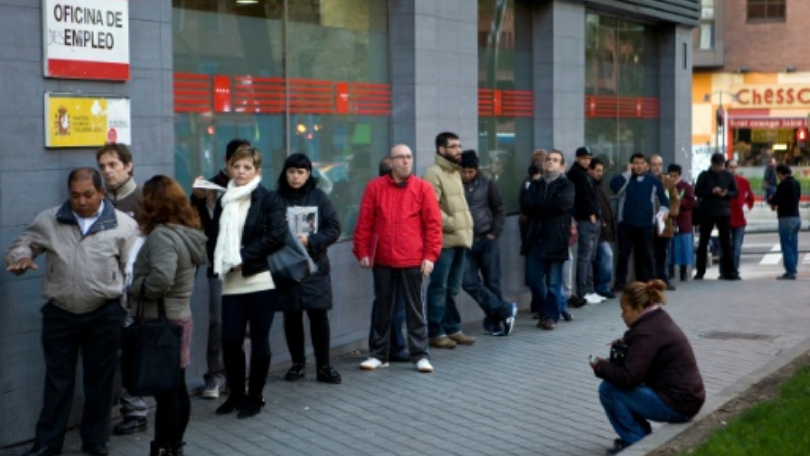 أشخاص يقفون في طابور لتعبئة طلبات وظيفة بعد تحسن في سوق العمل في منطقة اليورو