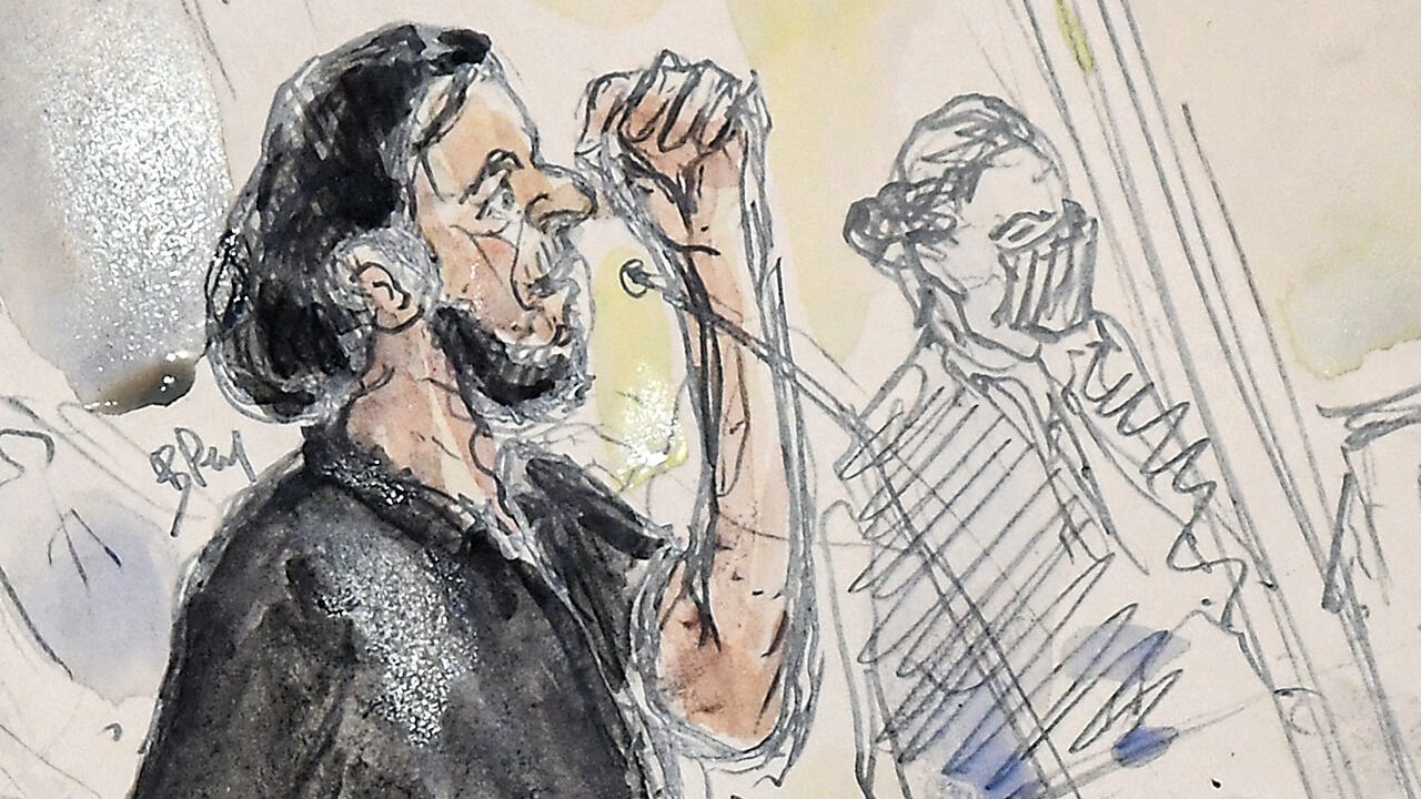 رسم للمتهم الرئيسي باعتداءات 2015 في فرنسا صلاح عبد السلام في المحكمة في باريس في 08 أيلول/سبتمبر 2021