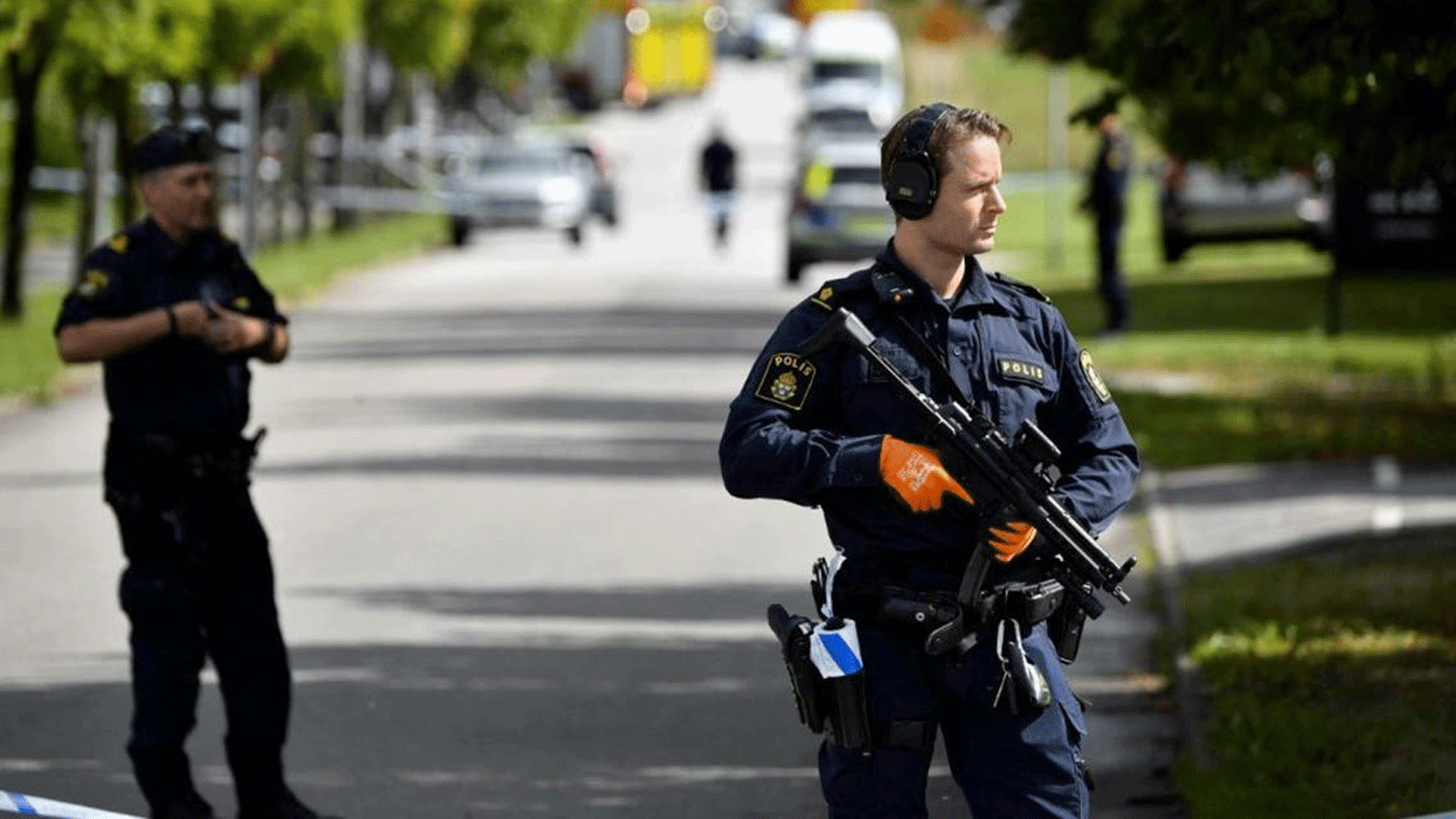 صورة لعناصر من الشرطة السويدية بالقرب من مكان تعرض لهجوم قرب مدرسة في Esloev، جنوب السويد. 19 آب/ أغسطس 2021