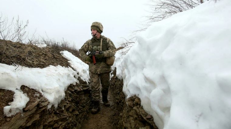 جندي أوكراني مرابط على الحدود مع روسيا