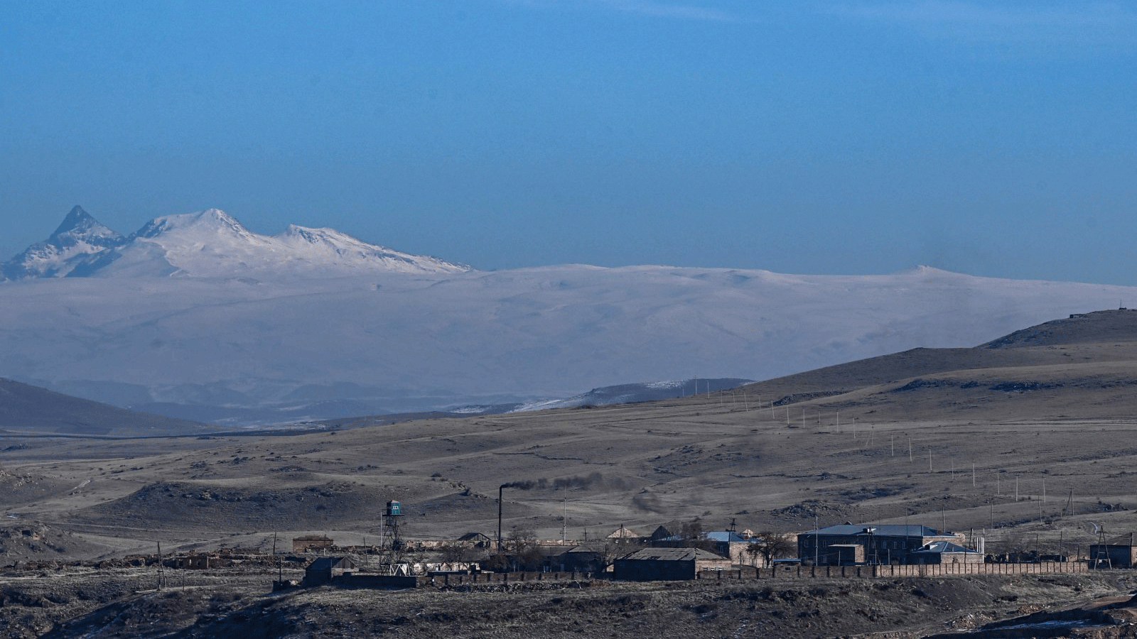 صورة تم التقاطها في 7 كانون الثاني/ يناير 2022 ، من مدينة آني القديمة في قارص. وهي تُظهر قرية على الجانب الأرمني، بالقرب من الحدود التركية