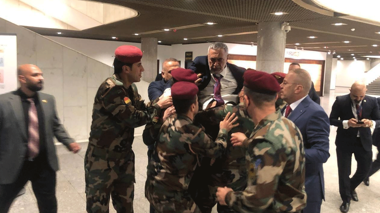 رئيس السن لمجلس النواب خلال نقله الى المستشفى إثر إصابته بوعكةٍ صحية. الأحد 9 كانون الثاني/ يناير 2022