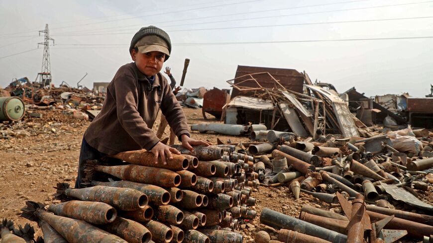 طفل سوري يكدس الذخائر والقذائف غير المنفجرة تمهيدًا لبيعها والاستفادة من ثمنها