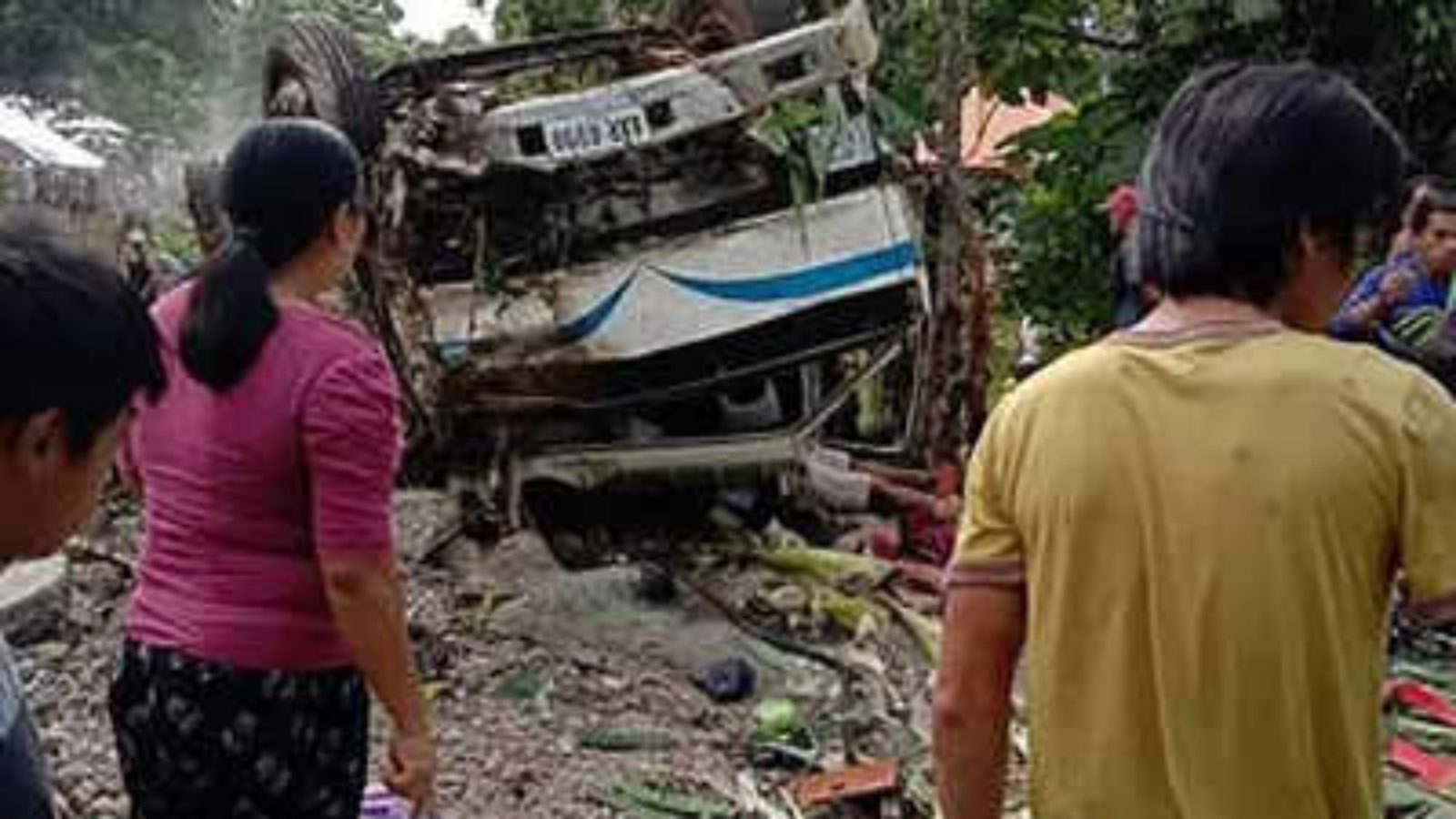 سكان ينظرون إلى حطام شاحنة انقلبت مما أسفر عن مقتل 11 شخصًا على الأقل في جنوب الفيليبين